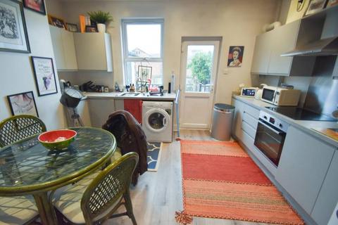 2 bedroom terraced house to rent, Leaf Road, Eastbourne BN21