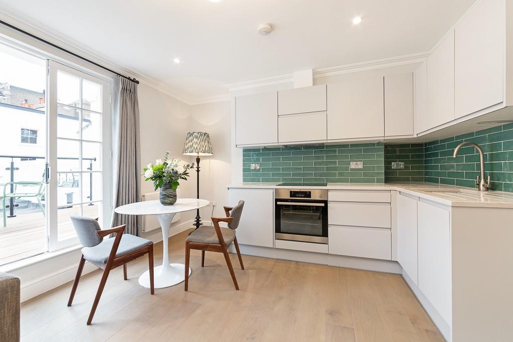 Abingdon Road, Kensington, London, W8 1 bed flat - £2,817 pcm (£650 pw)