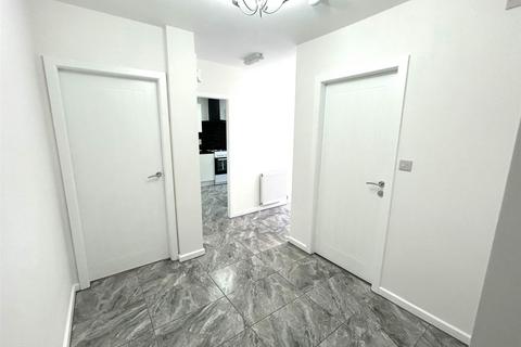 3 bedroom apartment to rent, Berry Brow, Manchester