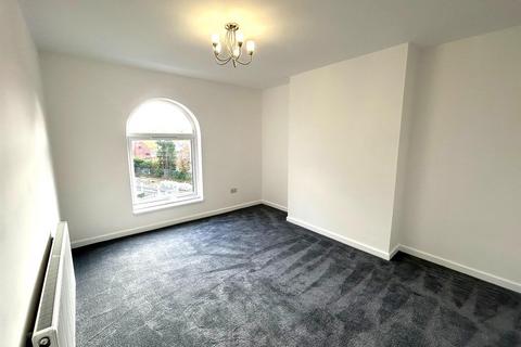 3 bedroom apartment to rent, Berry Brow, Manchester