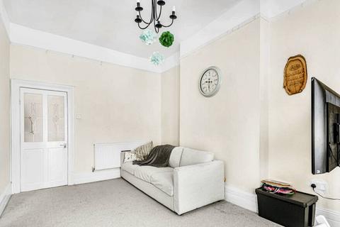 2 bedroom flat to rent, Callcott Road, London NW6