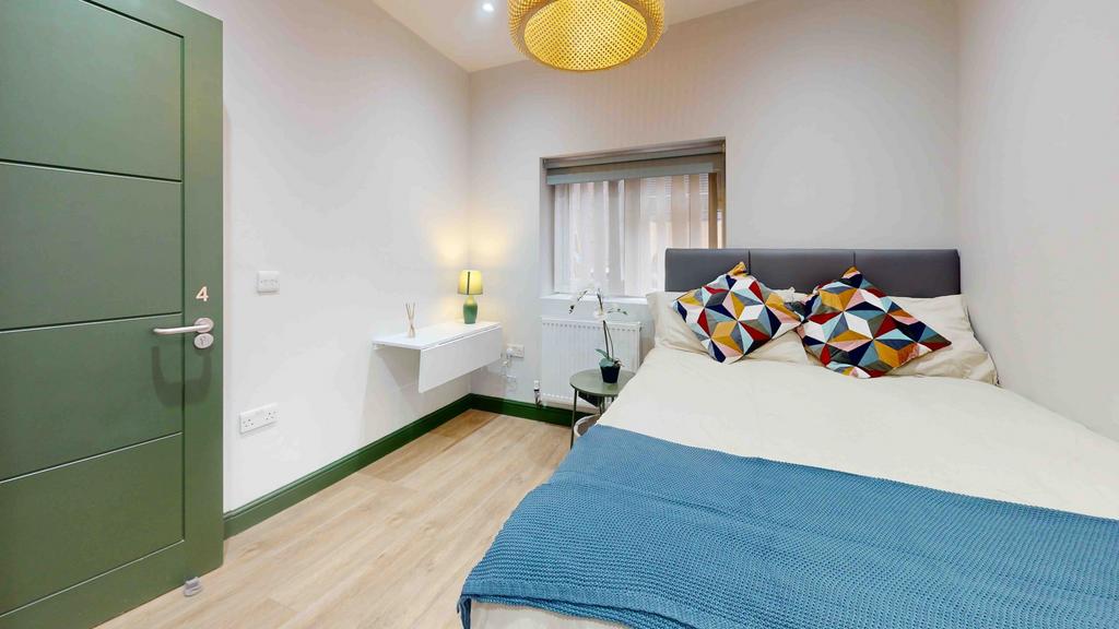 Clapham High Street, London SW4 Flat share to rent £1,400 pcm (£323 pw)