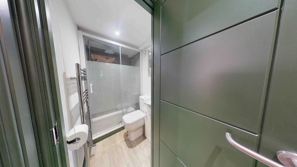 Clapham High Street, London SW4 Flat share to rent £1,400 pcm (£323 pw)