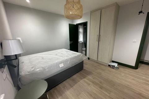 Flat share to rent, Clapham High Street, London SW4