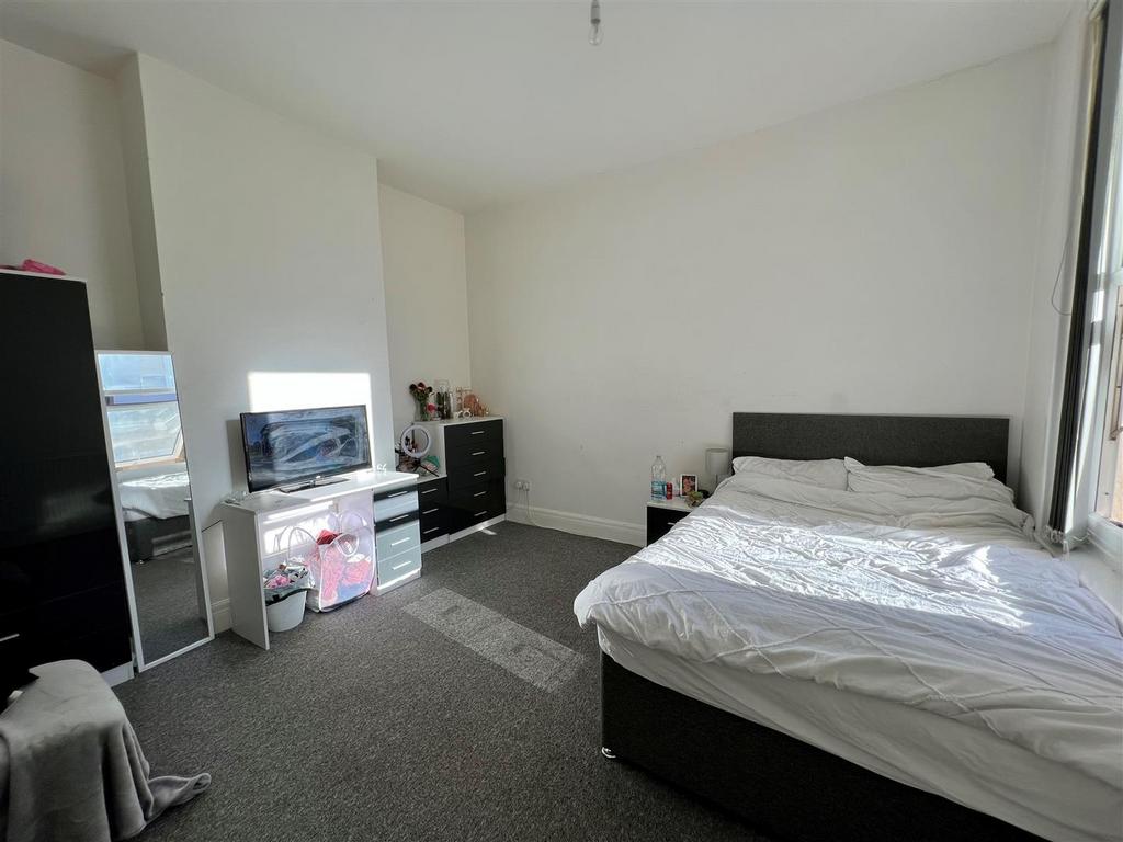 62 Hudson Road - bed 1.jpg