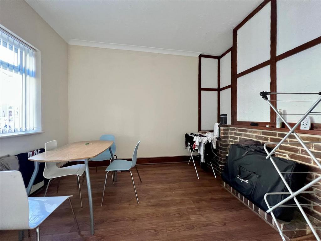62 Hudson Road - lounge.jpg