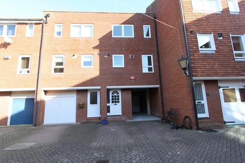 3 bedroom terraced house to rent, Strand Street, Sandwich, CT13