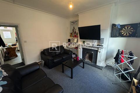 4 bedroom house to rent, Welton Place, Leeds LS6