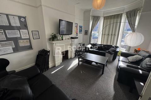 8 bedroom house to rent, Kelso Road, Leeds LS2