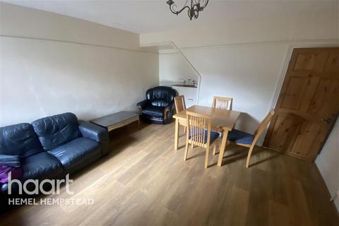 2 bedroom terraced house to rent, Brighton Road, WD24