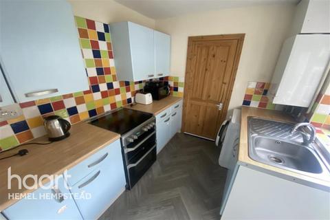 2 bedroom terraced house to rent, Brighton Road, WD24