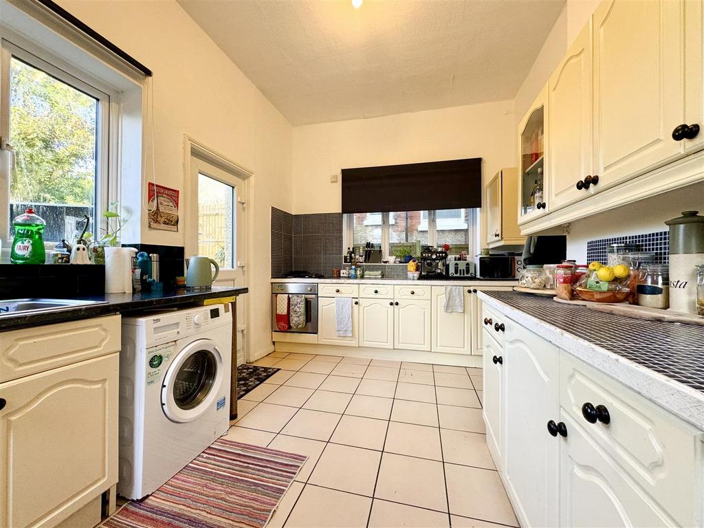 Dorset Road, Bexhill On Sea TN40 2 bed ground floor flat to rent £