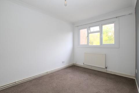 3 bedroom terraced house to rent, Punnetts Court, Salvington Road, Crawley