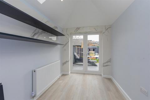 3 bedroom terraced house to rent, Brocas Street, Windsor SL4