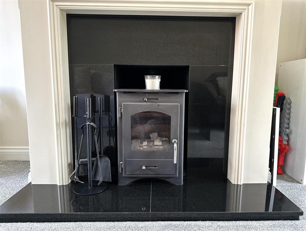 Feature Fireplace &amp; Log Burner 759