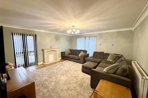 4 bedroom detached house to rent, Mill Lane, Chatham, ME5 9RB