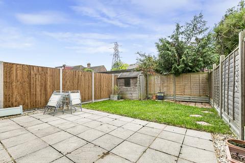 2 bedroom maisonette for sale, Booth Drive, Staines-upon-Thames, Surrey, TW18