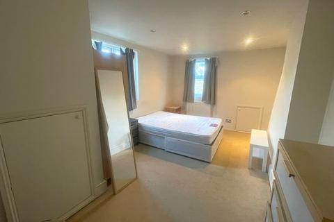 1 bedroom in a house share to rent, Lewin Road, London, London