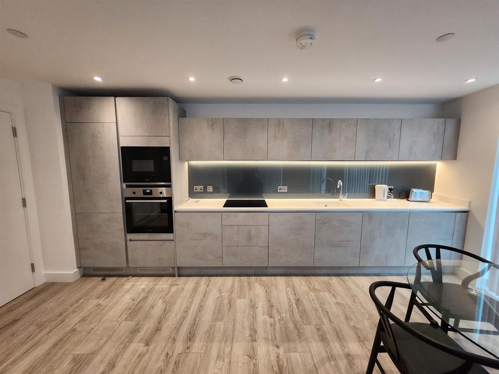 15 Silvercroft St, Manchester M15 2 bed apartment to rent £2,000 pcm