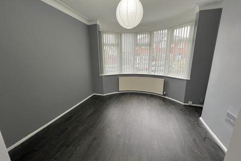 3 bedroom semi-detached house to rent, Ravenswood Road, Manchester, M32 0RT