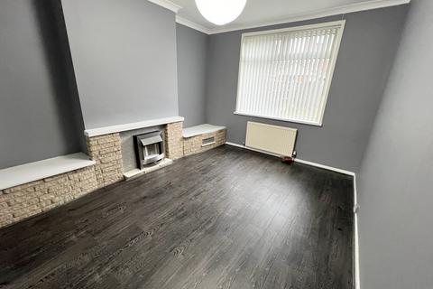 3 bedroom semi-detached house to rent, Ravenswood Road, Manchester, M32 0RT