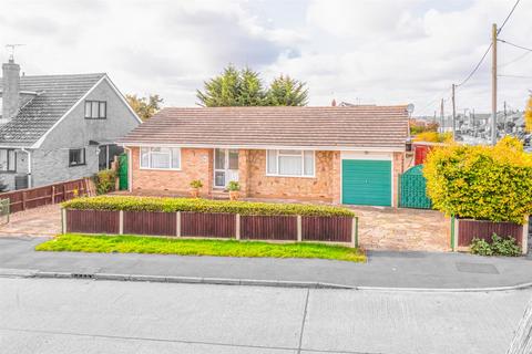 2 bedroom detached bungalow for sale, Hillcrest Avenue, Hockley SS5