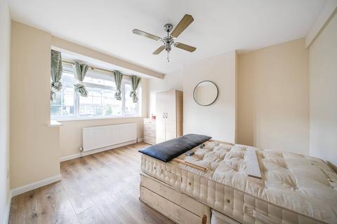 3 bedroom end of terrace house to rent, Gorringe Parke Avenue, Tooting, Mitcham, CR4