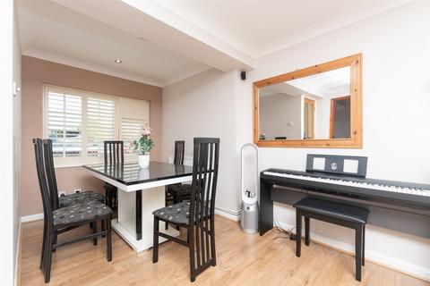 13 Saxon Close, Northfleet, Gravesend, DA11 8HA