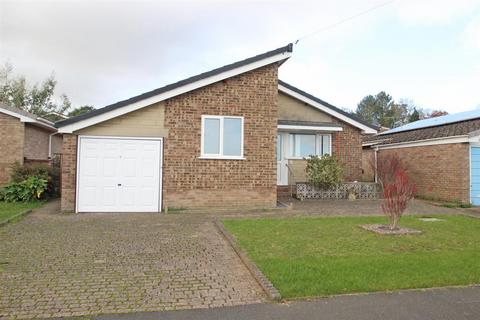 3 bedroom detached bungalow to rent, Whitehead Crescent, Wootton Bridge, Ryde