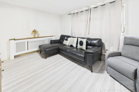 2 bedroom flat for sale, Lansbury Road, Crawley RH11