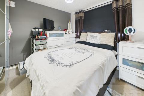 2 bedroom flat for sale, Lansbury Road, Crawley RH11