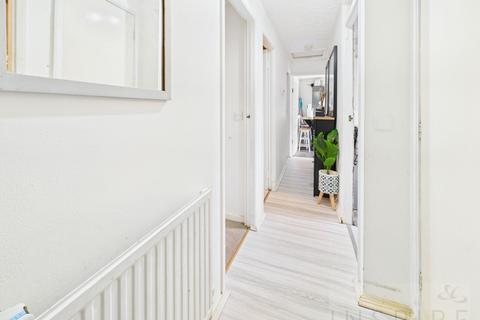 2 bedroom flat for sale, Lansbury Road, Crawley RH11