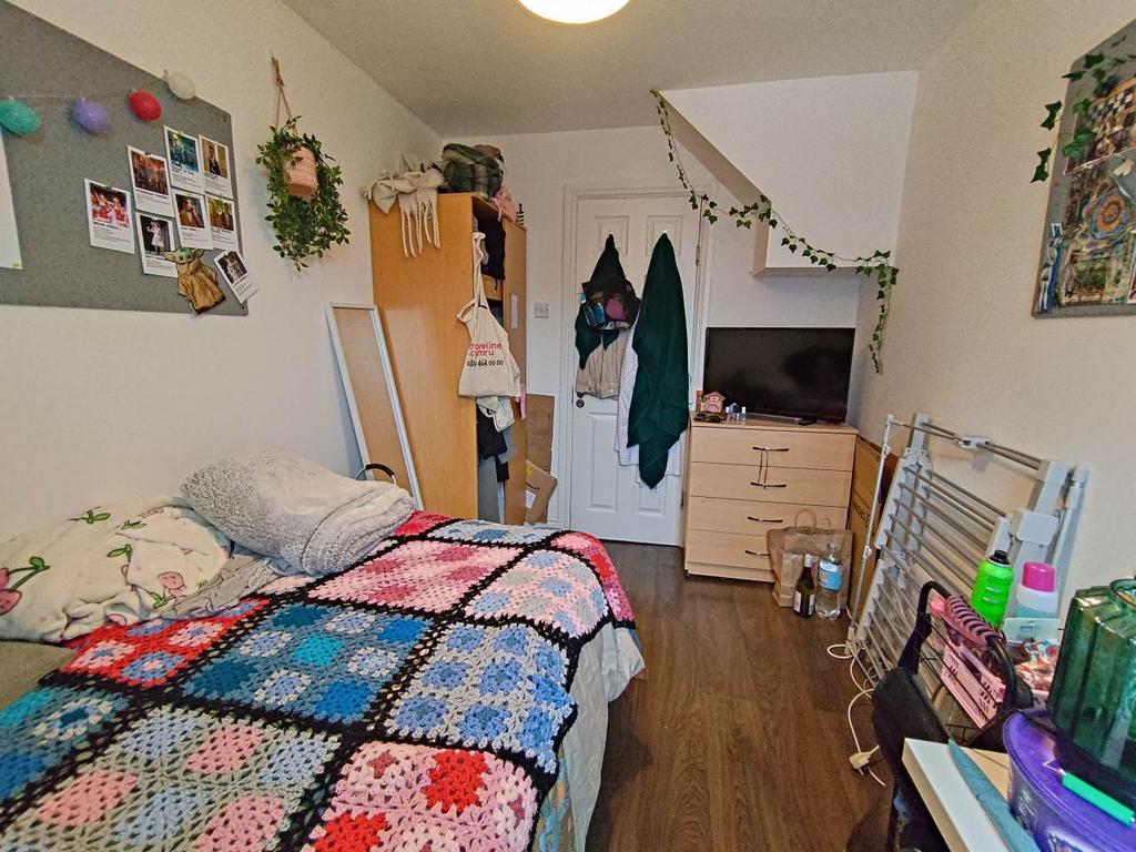 Bedroom 5 (2)