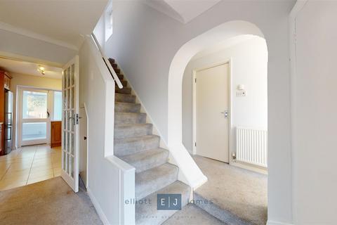 3 bedroom semi-detached house to rent, Fencepiece Road, Chigwell IG7