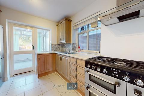 3 bedroom semi-detached house to rent, Fencepiece Road, Chigwell IG7