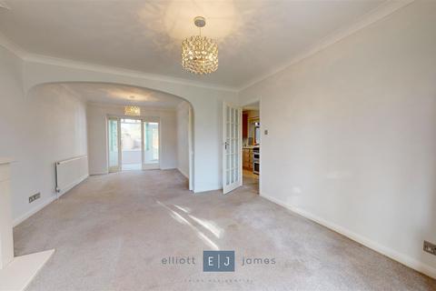 3 bedroom semi-detached house to rent, Fencepiece Road, Chigwell IG7