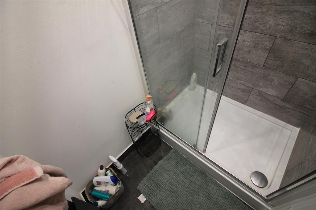 23 KR- Bathroom 2.JPG