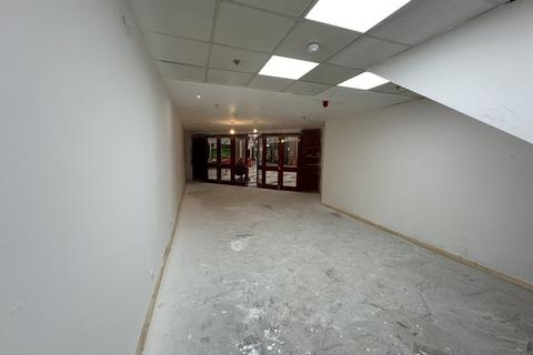 Retail property (high street) to rent, Burgess Hill RH15