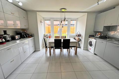 3 bedroom terraced house for sale, Irvine Crescent, Lubbesthorpe, Leicester, Leicestershire, LE19 4BT