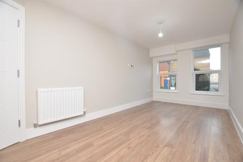 2 bedroom flat to rent, Parkway House, Baddow Road