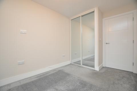 2 bedroom flat to rent, Parkway House, Baddow Road