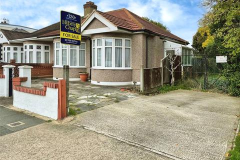 2 bedroom bungalow for sale, Randall Drive, Hornchurch, RM12