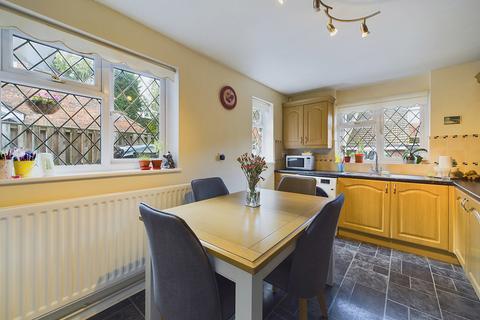 3 bedroom terraced house for sale, Amundsen Road, Horsham