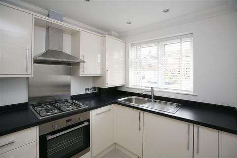 3 bedroom end of terrace house to rent, Fairview Drive, Chigwell