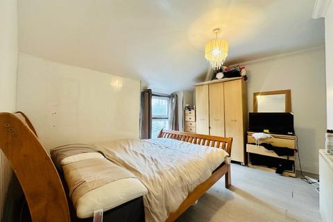 1 bedroom flat for sale, Top Floor Flat, 65 Connaught Avenue