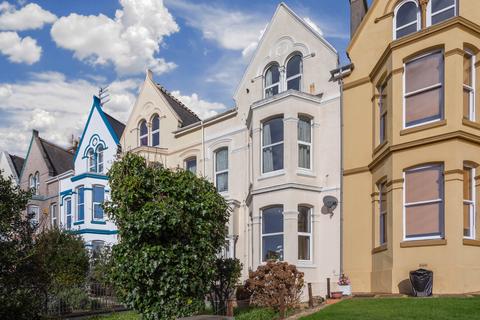 1 bedroom flat for sale, Top Floor Flat, 65 Connaught Avenue