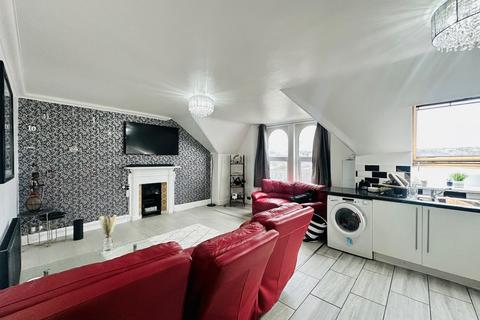 1 bedroom flat for sale, Top Floor Flat, 65 Connaught Avenue