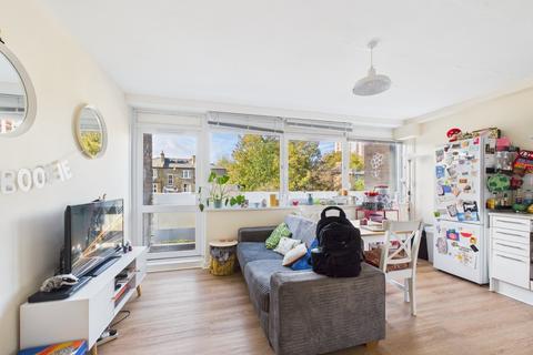 4 bedroom flat to rent, Portland Grove, London