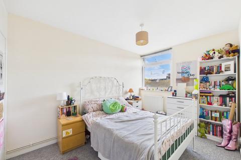 4 bedroom flat to rent, Portland Grove, London