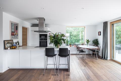 25, Blackburn House Prodigal Square, London, E8 1FW